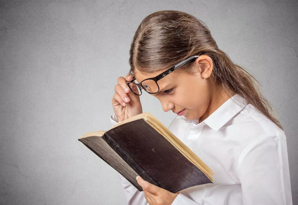 Чтение помогает человеку. Дети с нарушением зрения. Школьники с нарушением зрения. Нарущения зренря умдетей. Нарушение зрения у школьников.