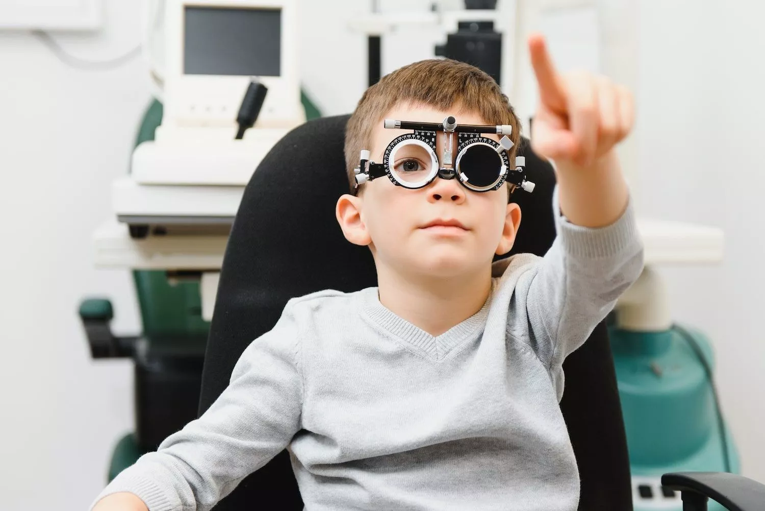 Плохое зрение передавалось. Диагностика зрения у детей. Миопия у детей. Формирование зрения у детей. Плохое зрение.