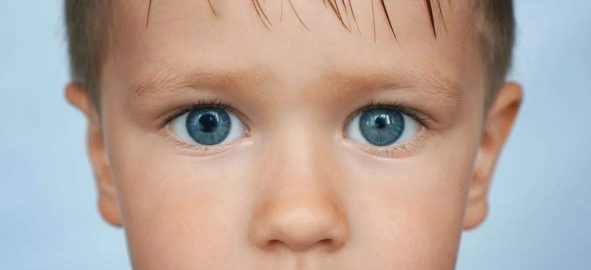 Причины возникновения разницы в размерах глаз